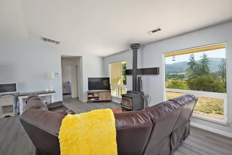 12748 Water Gap Road Williams OR 97544