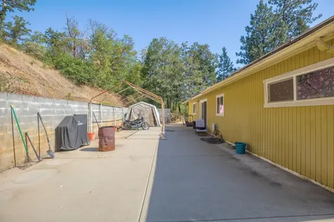 12748 Water Gap Road Williams OR 97544