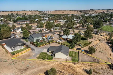 639 SE 10th Street Madras OR 97741