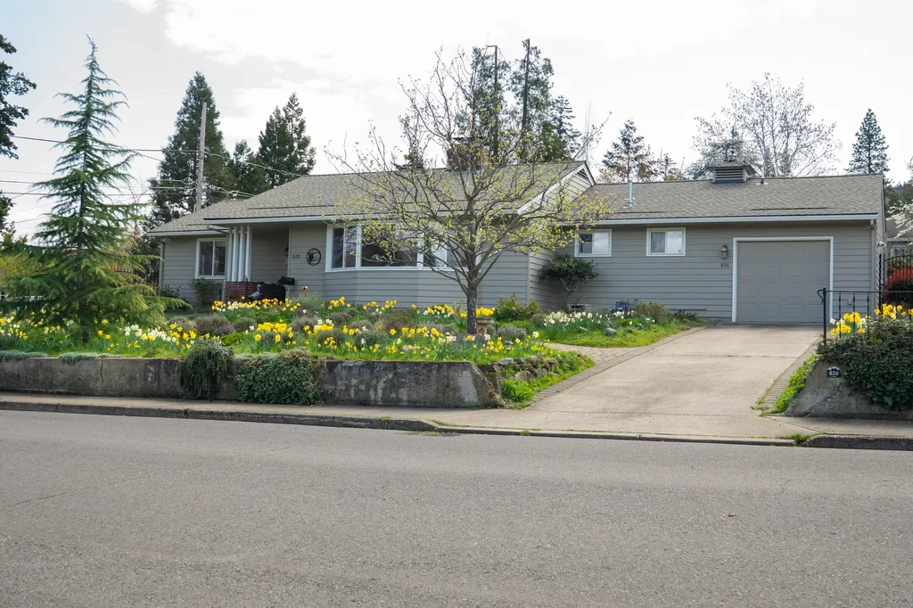 826 Holly Street Ashland OR 97520
