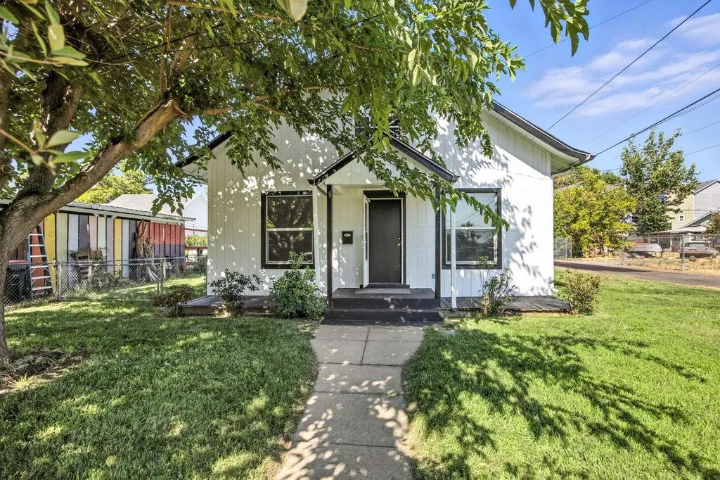 144 N 5th Street Central Point OR 97502