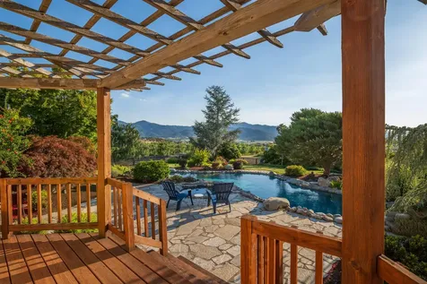 4050 Royal Crest Road Medford OR 97504