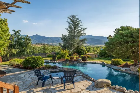 4050 Royal Crest Road Medford OR 97504