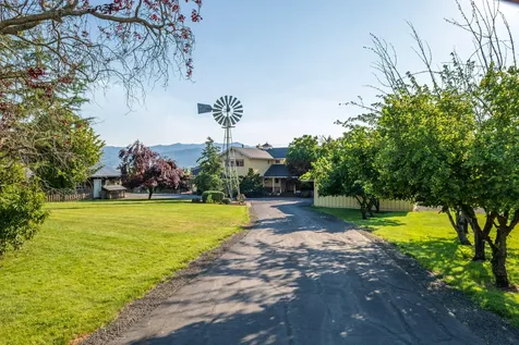 4050 Royal Crest Road Medford OR 97504