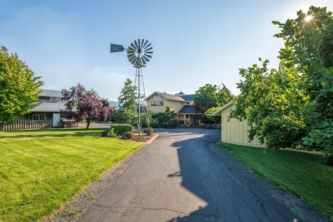 4050 Royal Crest Road Medford OR 97504