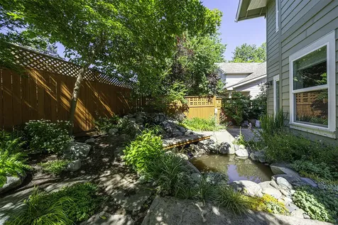2704 Clay Creek Way Ashland OR 97520