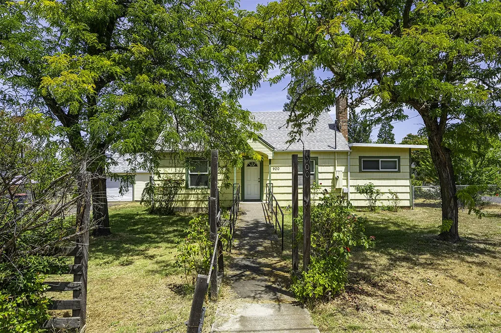 900 N Rose Street Phoenix OR 97535