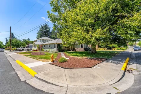 606 NE Dean Drive Grants Pass OR 97526