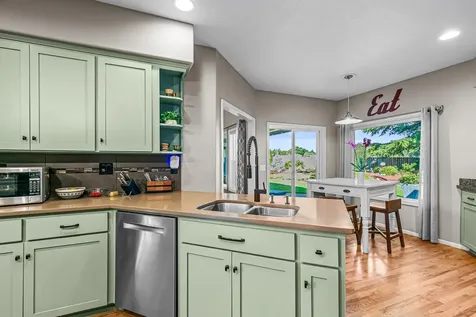 1620 Pacific Lane Phoenix OR 97535