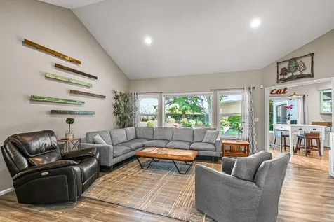 1620 Pacific Lane Phoenix OR 97535