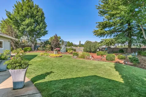1620 Pacific Lane Phoenix OR 97535