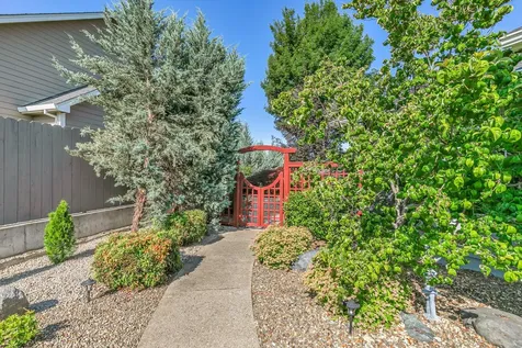 1620 Pacific Lane Phoenix OR 97535