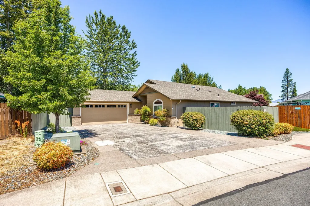 1542 SW Yucca Drive Grants Pass OR 97527