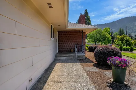 1430 SE Rogue Drive Grants Pass OR 97526