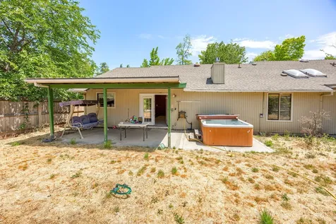 1236 La Loma Drive Medford OR 97504