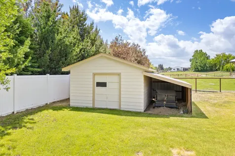 21697 Old Red Road Bend OR 97702