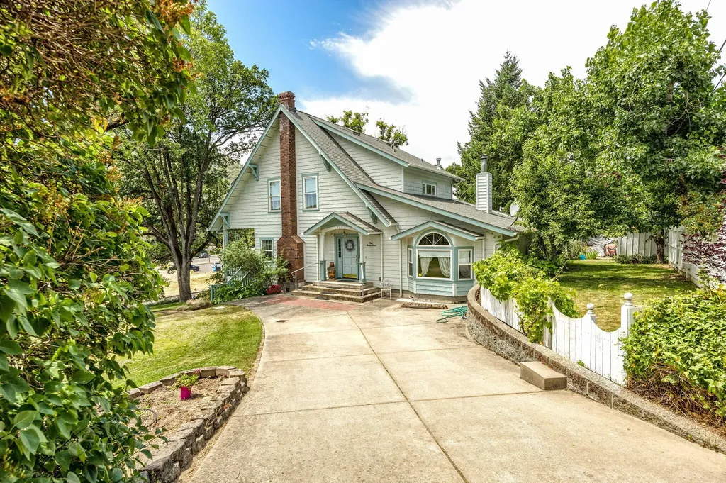 127 4th Avenue Gold Hill OR 97525