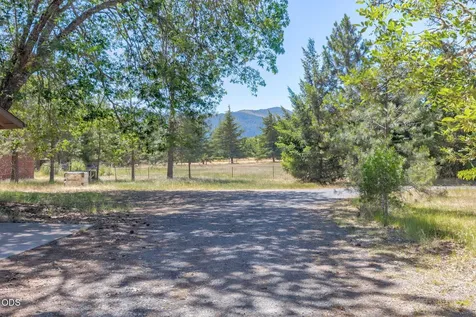 925 Meadow View Drive Williams OR 97544