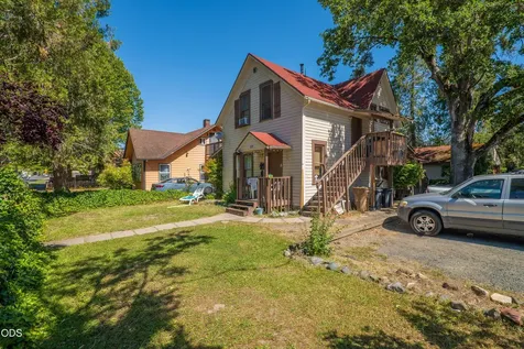 324 NE D Street Grants Pass OR 97526