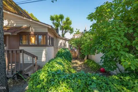 324 NE D Street Grants Pass OR 97526