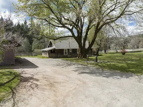 910 Reeves Creek Road Selma OR 97538