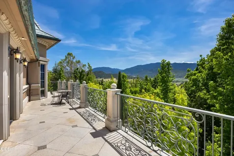 200 Belle Fiore Lane Ashland OR 97520