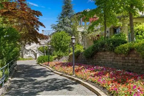 200 Belle Fiore Lane Ashland OR 97520