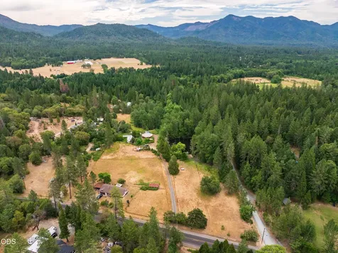 10216 W Evans Creek Road Rogue River OR 97537