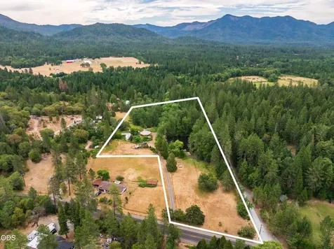 10216 W Evans Creek Road Rogue River OR 97537