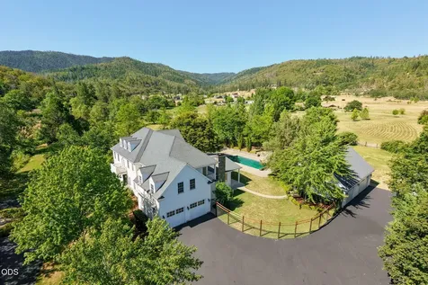 4244 Griffin Creek Road Medford OR 97501