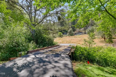 4244 Griffin Creek Road Medford OR 97501