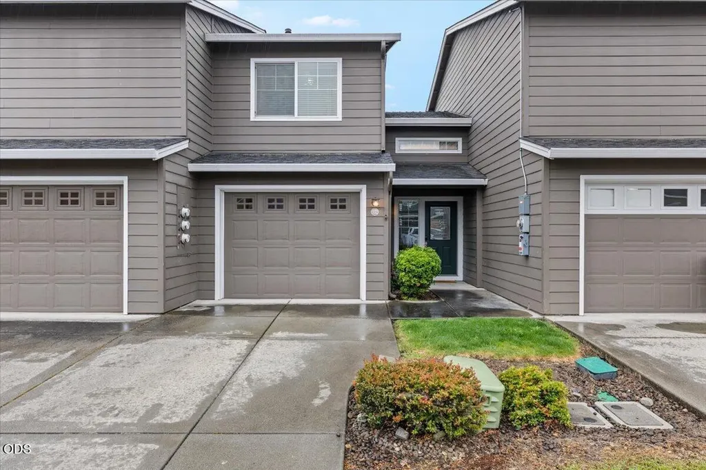 332 Live Oak Loop Central Point OR 97502