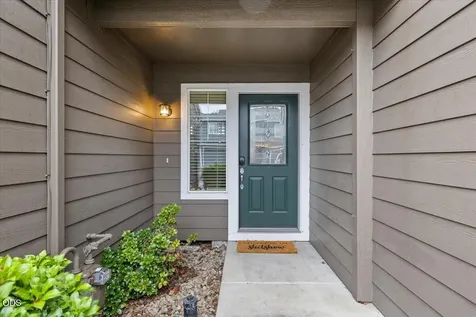 332 Live Oak Loop Central Point OR 97502