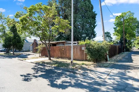 1004 S Grape Street Medford OR 97501