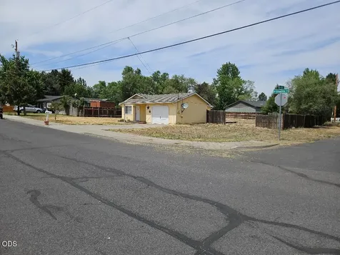 2411 SW Umatilla Avenue Redmond OR 97756