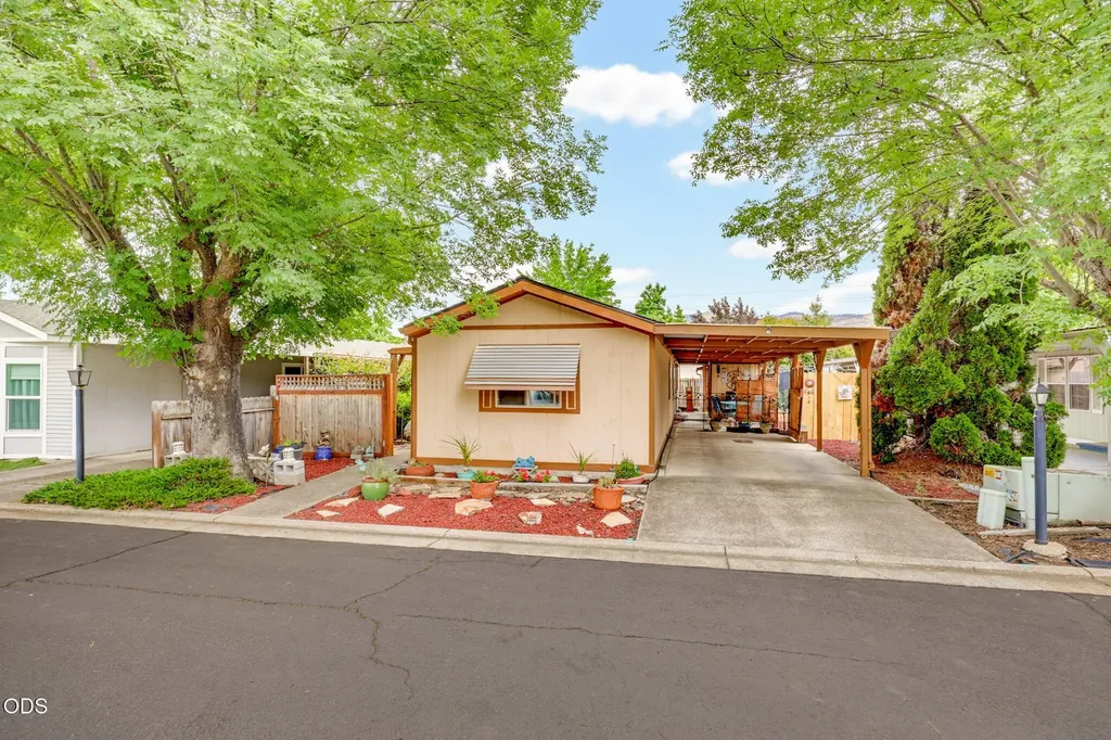 4624 S Pacific Phoenix OR 97535