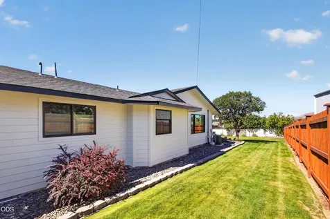 4627 SW Yew Avenue Redmond OR 97756