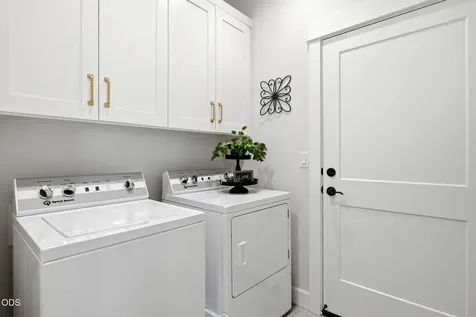 547 W La Strada Circle Medford OR 97504