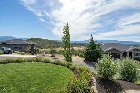 547 W La Strada Circle Medford OR 97504