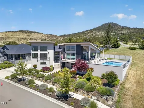 1812 Plateau Drive Medford OR 97504