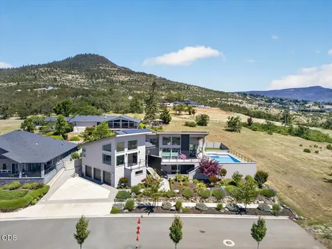 1812 Plateau Drive Medford OR 97504