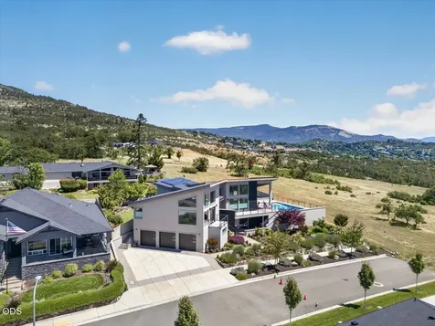 1812 Plateau Drive Medford OR 97504