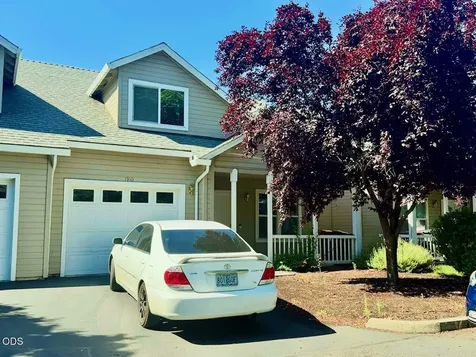 1902 Pebble Way Medford OR 97504