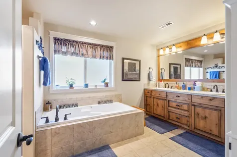 1094 E Horse Back Trail Sisters OR 97759