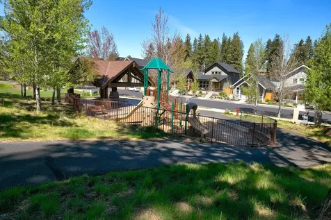 1094 E Horse Back Trail Sisters OR 97759