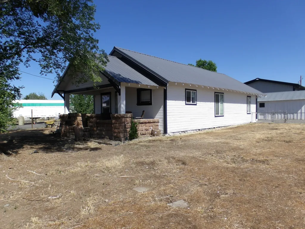 411 SE Evergreen Avenue Redmond OR 97756
