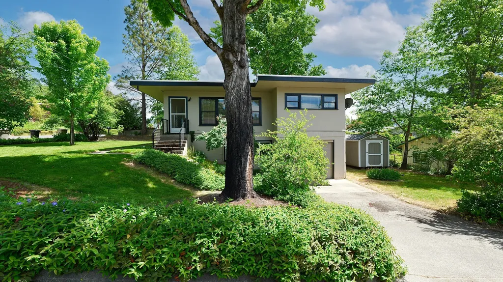 1141 NW Sunset Drive Grants Pass OR 97526