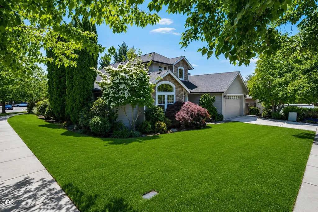 3880 Crystal Springs Drive Medford OR 97504
