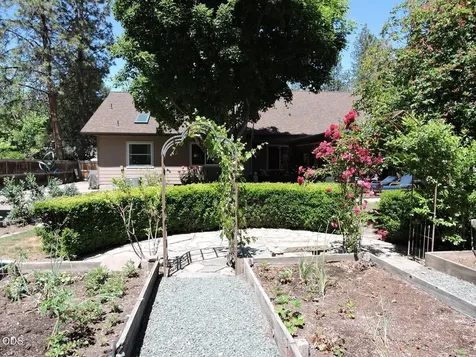 1025 Anglers Place Shady Cove OR 97539