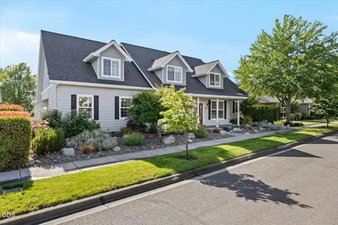 928 Buck Point Street Central Point OR 97502